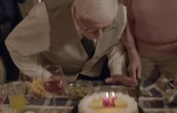 El 'abuelo del PP' sopla su tarta de cumpleaños