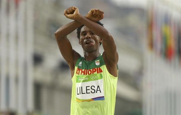 Medallista de plata etíope Lilesa realizó protesta política en meta del maratón