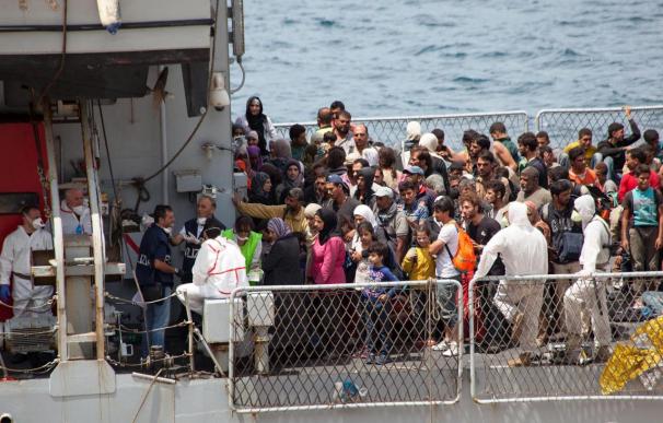 Inmigrantes fotografiados a su llegada al puerto de Reggio Calabri (archivo)