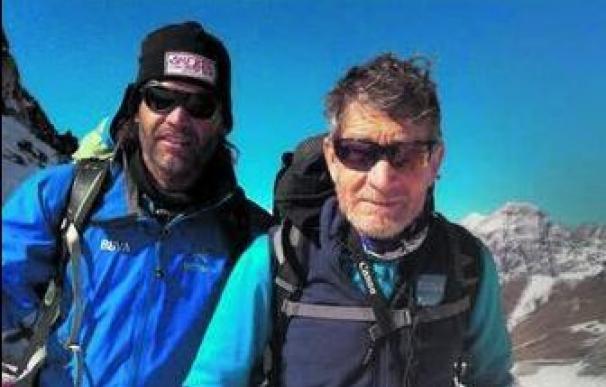Carlos Martínez (izquierda) junto al alpinista Carlos Soria en una foto de la expedición.