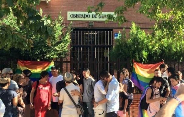 Unas 60 personas participan en una besada junto a la sede del Obispado de Getafe, convocada por Gaytafe LGBTI+