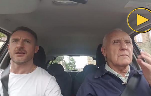 Un anciano británico con alzheimer se vuelve viral tras recuperar la memoria con la música