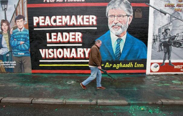 Gerry Adams sale en libertad tras su detención por un asesinato del IRA