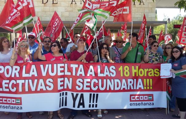 Unos 200 delegados sindicales protestan ante Educación por el retorno a las 18 horas lectivas semanales en Secundaria