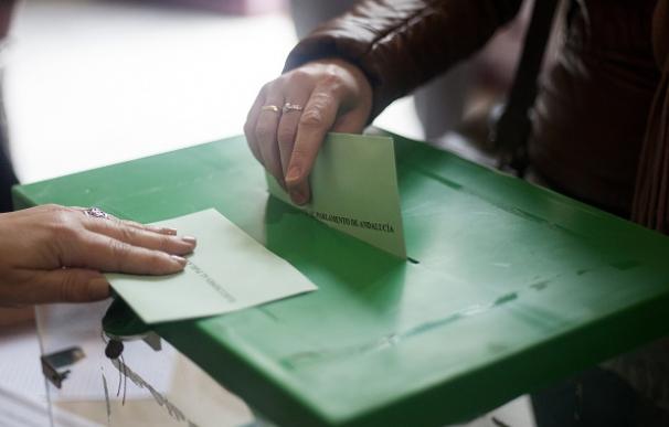 Un ciudadano deposita su voto en unas elecciones (archivo)