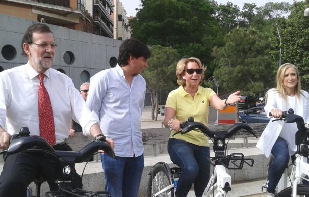 Rajoy arropa a Aguirre y Cifuentes montando en bici, al estilo 'Verano azul'