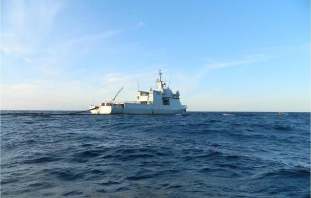 El buque de Acción Marítima 'Meteoro' recoge 37,4 toneladas de residuos sólidos del Oleg Naydenov