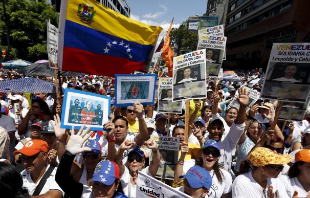 La oposición sale de nuevo a las calles de Caracas contra un "régimen que se desmorona"