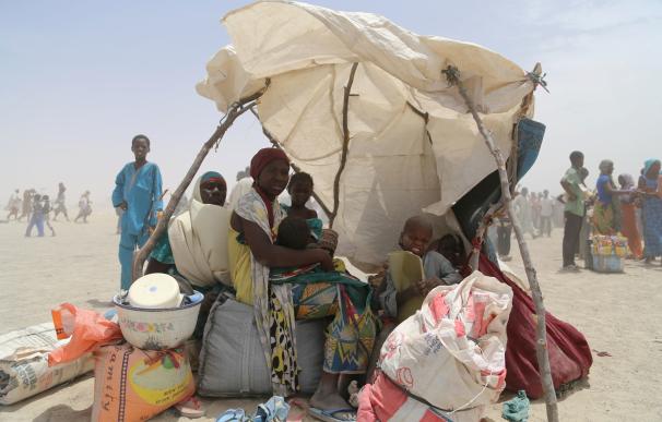 Un grupo de mujeres y niños evacuados de las islas del lago Chad