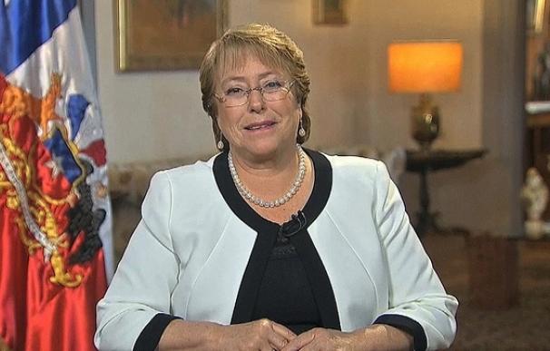 El apoyo a Bachelet cae en medio del escándalo por el crédito millonario de su hijo