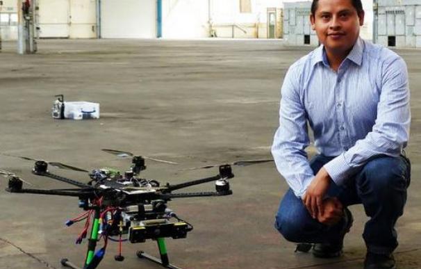 El investigador José Martínez Carranza junto a su dron