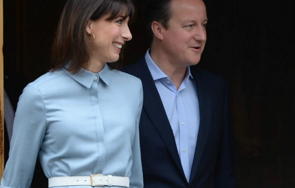 David Cameron, a la salida del colegio electoral con su mujer, Samantha.