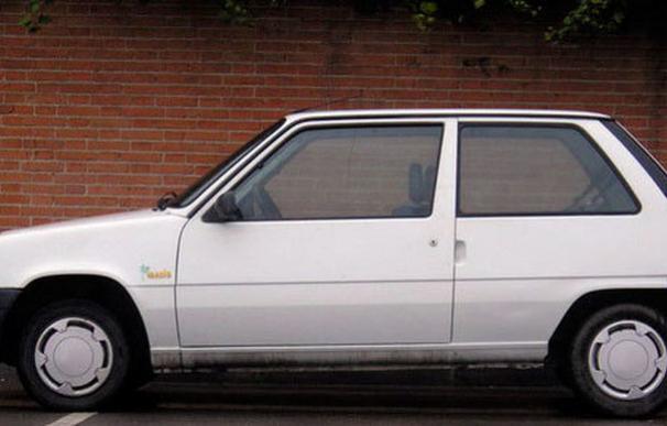 Renault 5 Oasis blanco con una pegatina de palmeras como el que se busca por el caso Yéremi