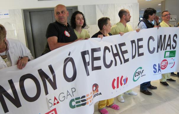Sindicatos sanitarios critican el "ilógico" cierre de "al menos 250 camas" en Santiago y dicen que sobrepasa el verano