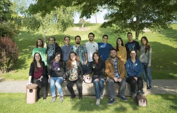 Voluntarios Ambientales de la Universidad de Navarra colocan 21 nuevas cajas nido en el campus