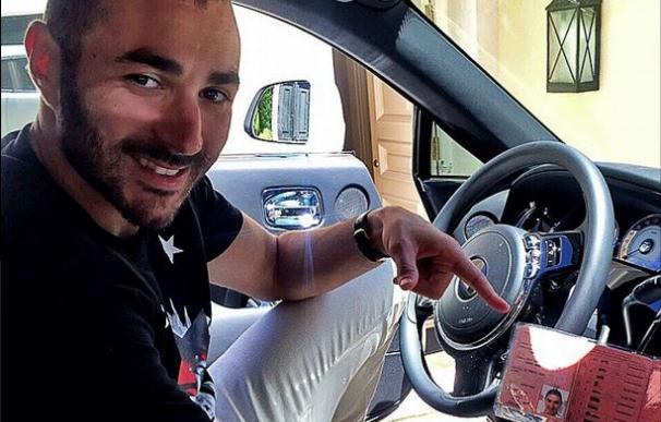 Benzema comparte una foto con su carnet de conducir