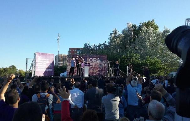 Monedero irrumpe en el mitin de cierre de Podemos y es aclamado por los miles de asistentes