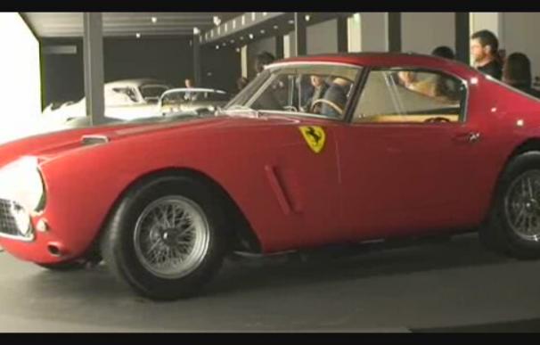 Ralph Lauren exhibe sus coches deportivos de época junto al Louvre