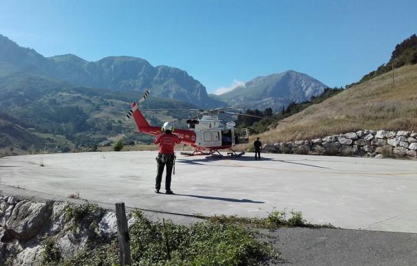Evacuado en helicóptero un motorista accidentado en Turieno
