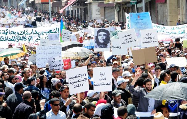 Miles de marroquíes se manifiestan en demanda de cambios y la liberación de presos políticos