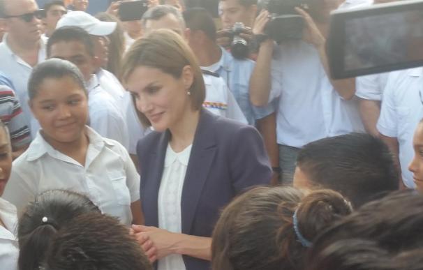 La Reina de España apoya la investigación contra la enfermedad renal crónica en el sureste de El Salvador