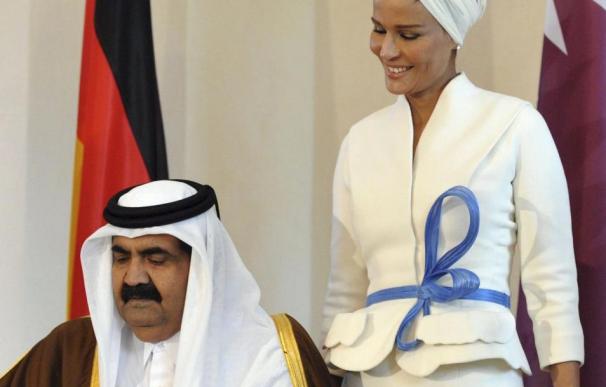 El emir de Qatar, el jeque Hamad bin Jalifa al Thani, acompañado por su esposa Mouza Bint Nasser Al Missned