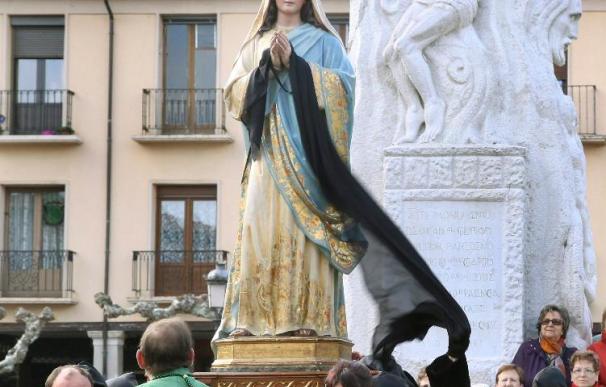 Un niño de cinco años quita el velo a la Virgen en la Bajada del Ángel de Aranda