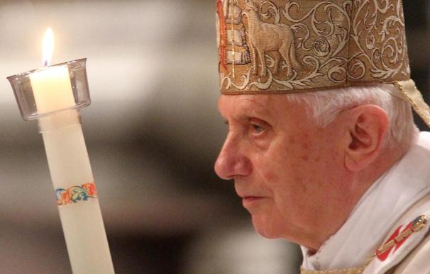 Benedicto XVI oficia la misa de Resurrección ante unas cien mil personas