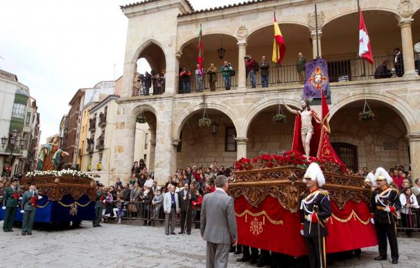 La Semana Santa de Zamora se despide en La Horta con lluvia y el himno nacional