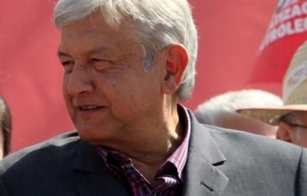 López Obrador pide a Peña Nieto que forme un gobierno de transición