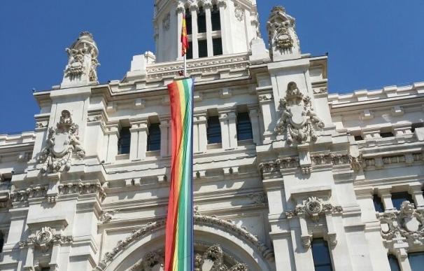 La bandera arcoíris ya ondea en Cibeles convertida en "tradición", destaca Carmena