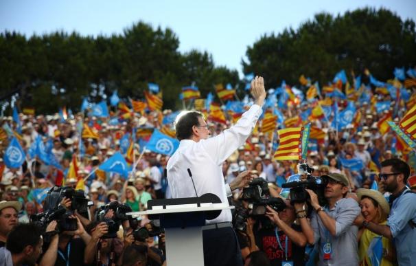 Rajoy pide votar al "partido de la moderación" y dice: "España necesita un gobierno fuerte, no en prácticas"