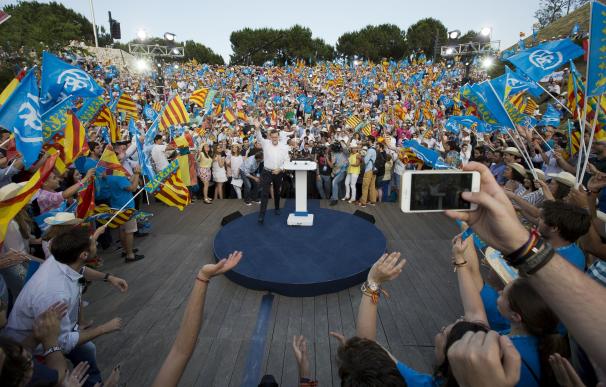 Rajoy insta a votar al "gran partido de la moderación" y alerta: "España necesita un gobierno fuerte, no en p