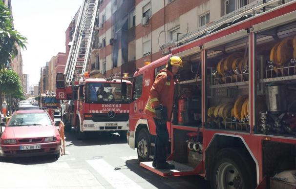 Evacúan un centro de salud y seis personas sufren inhalación de humo por un incendio en Mislata