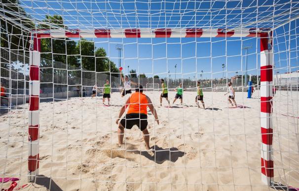 El CDM Actur inaugura el primer equipamiento municipal para practicar deportes de playa