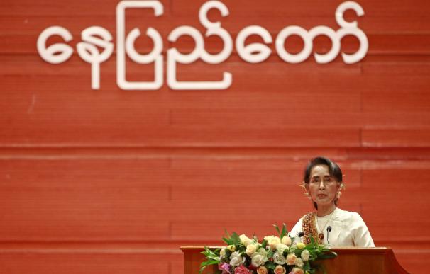 Condenan a una mujer a seis meses de cárcel en Birmania por insultar al líder... y van once