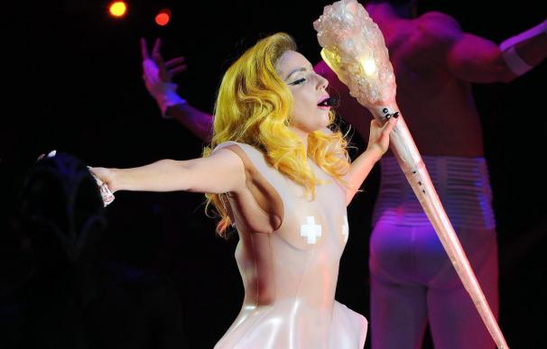 Lady Gaga se cae de espaldas en un concierto en Houston