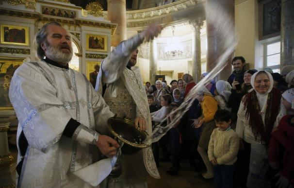 Ortodoxos rusos celebran el Bautismo de Cristo en aguas gélidas