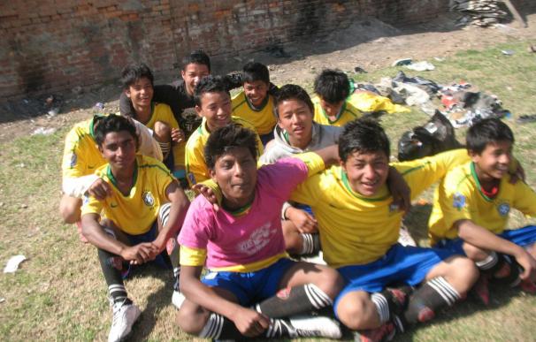 Los niños de la calle de Nepal patean la pelota de la esperanza