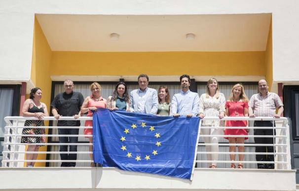 El Ayuntamiento de Torremolinos despliega una bandera de la UE para apoyar a los británicos