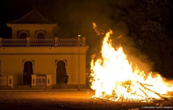 La noche de San Juan deja 58 actuaciones de la Policía Local y casi otro medio centenar de los Bomberos en Cartagena