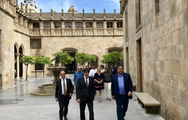 Empieza la reunión entre Puigdemont y los partidos soberanistas para abordar el referéndum
