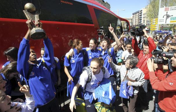 Miles de salmantinos arropan en la Plaza Mayor a sus "reinas de Europa"