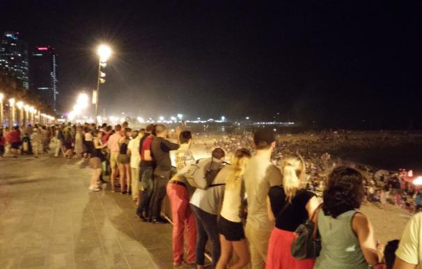 Unas 52.000 personas celebran la verbena en las playas de Barcelona