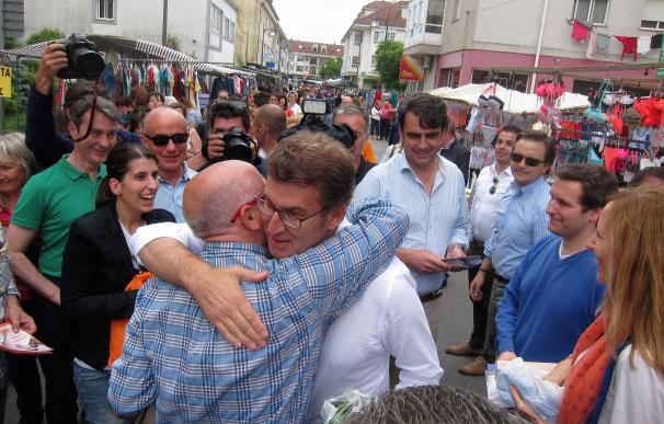 Feijóo, al candidato por A Coruña de C's, tras un efusivo abrazo: "¡Dile a los tuyos qué no te cambien!"