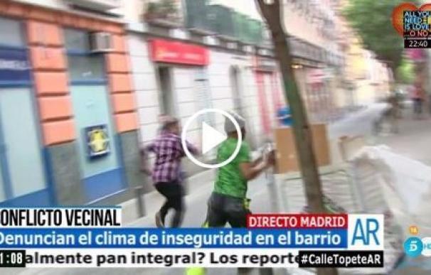 Lanzan ladrillos a un periodista que denunciaba los riesgos de un barrio de Madrid