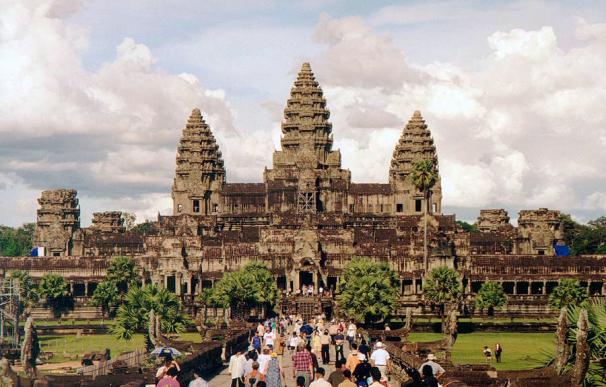 Las ciudades halladas pertenecían al Imperio jemer, cuya capital estaba en Angkor Wat, símbolo camboyano y su monumento más visitado.