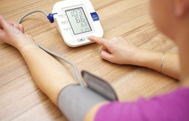 Medir la presión arterial en casa minimiza el efecto del síndrome de 'bata blanca' y mejora el seguimiento