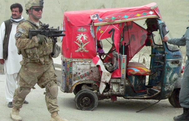 Mueren tres agentes afganos en un ataque suicida ante un cuartel policial