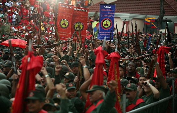 Centenares de milicianos celebran armados y con Chávez su Día Nacional